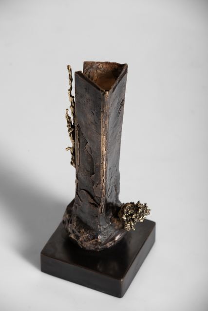 Stefanos Souvantzoglou, wax cast in bronze with minerals, 2025